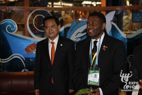 Officials visit the Vanuatu Pavilion.