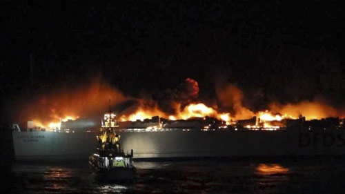 A general view shows the burning Lithuanian passenger and car ferry Lisco Gloria which was en route from the northern city of Kiel to the Lithuanian port of Klaipeda when an explosion occurred in the Baltic Sea near the German island of Fehmarn Oct 9, 2010. [China Daily/Agencies]