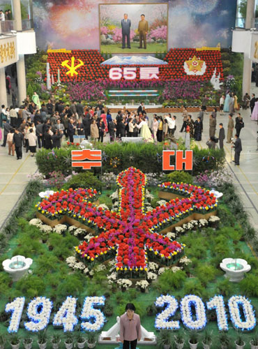 Decorations of flowers to celebrate the 65th anniversary of the founding of the ruling Workers&apos; Party of Korea, and the re-election of the country&apos;s leader Kim Jong-il, are displayed in Pyongayng on Oct 8, 2010. The celebrating ceremony is scheduled to be held on Oct 10, 2010. [China Daily/Agencies]