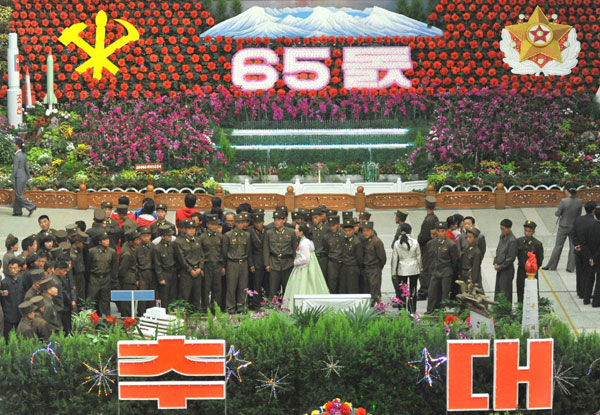 Decorations of flowers to celebrate the 65th anniversary of the founding of the ruling Workers&apos; Party of Korea, and the re-election of the country&apos;s leader Kim Jong-il, are displayed in Pyongayng on Oct 8, 2010. [China Daily/Agencies]