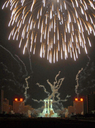 Fireworks are set off in Pyongyang on Oct 8, 2010, to commemorate the 65th anniversary of the founding of the ruling Workers&apos; Party of Korea. [China Daily/Agencies]