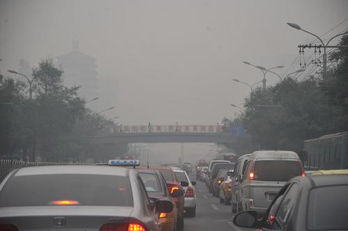 Vehicles run in heavy fog in China&apos;s captial city Beijing, Oct. 9, 2010. [Xinhua]