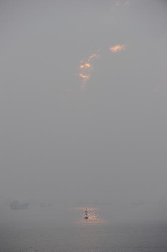 Boats are seen in heavy fog in Dalian, northeast China&apos;s Liaoning Province, Oct. 9, 2010. [Xinhua]