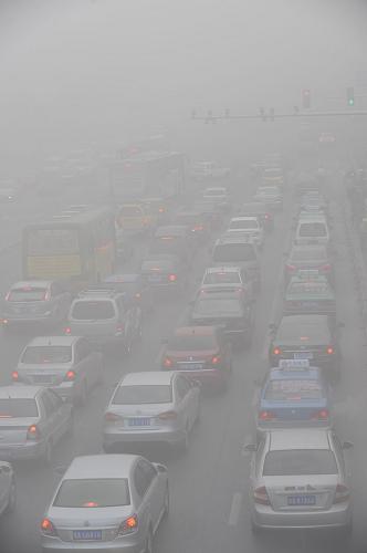 Vehicles run in heavy fog in Hefei, east China&apos;s Anhui Province, Oct. 9, 2010. [Xinhua]