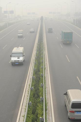 Vehicles run in heavy fog in Shijiazhuang, north China&apos;s Hebei province, Oct. 9, 2010. [Xinhua]