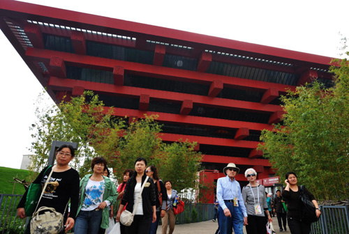 The China Pavilion welcomed its 8 millionth visitor on Oct 9, 2010 since the Shanghai World Expo opened on May 1. [Photo/Xinhua] 
