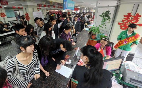 Couples line up to register to marry in Hefei city, East China&apos;s Anhui province, on Sunday Oct 10, 2010. Thousands of young Chinese chose the lucky date to tie the knot as 10/10/10 is auspiciously referred to as &apos;shi quan shi mei&apos; or &apos;perfect in every way&apos;. [Xinhua] 