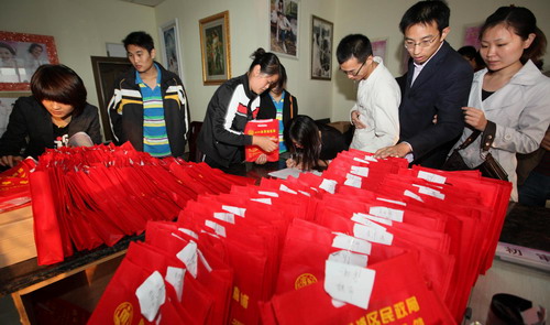 Couples flick through bags containing marriage certificates in Lianyungang city, East China&apos;s Jiangsu province, on Sunday Oct 10, 2010. [Xinhua] 