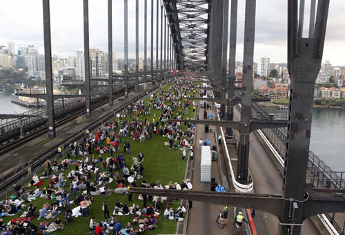 People picnic and have breakfast on the main deck of the Sydney Harbour Bridge during the Breakfast on the Bridge event in central Sydney Oct 10, 2010. [China Daily/Agencies]