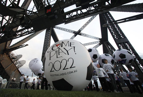 Children roll a giant soccer ball, supporting the Australia bid to host the 2022 World Cup, across the Sydney Harbour Bridge before the start of the Breakfast on the Bridge event in central Sydney Oct 10, 2010. [China Daily/Agencies]