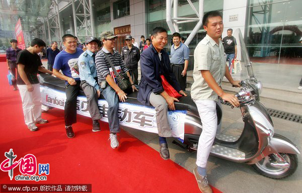 A 5.2 meters long electric bicycle, has 8 seats, appears during the 31th(2010) China Zhejiang International Bicycle Electric-Cycle Exhibition at Hangzhou Peace International Exhibition and Conference Center on October 9, 2010 in Hangzhou, southeast China&apos;s Zhejiang Province. [CFP]