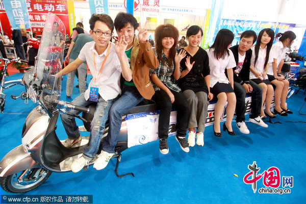 A 5.2 meters long electric bicycle, has 8 seats, appears during the 31th(2010) China Zhejiang International Bicycle Electric-Cycle Exhibition at Hangzhou Peace International Exhibition and Conference Center on October 9, 2010 in Hangzhou, southeast China&apos;s Zhejiang Province. [CFP]