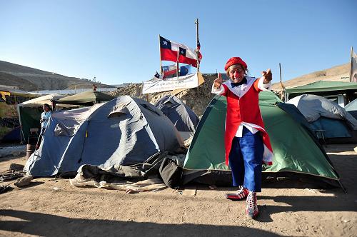 A clown performs for relatives of the 33 trapped miners in San Jose mine, 800 km north of the Chilean capital Santiago, on Oct. 9, 2010. [Xinhua]