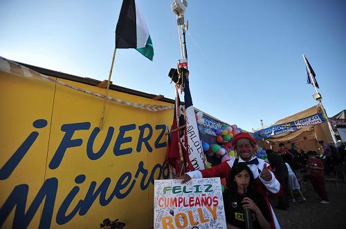 A clown performs for relatives of the 33 trapped miners in San Jose mine, 800 km north of the Chilean capital Santiago, on Oct. 9, 2010. [Xinhua]