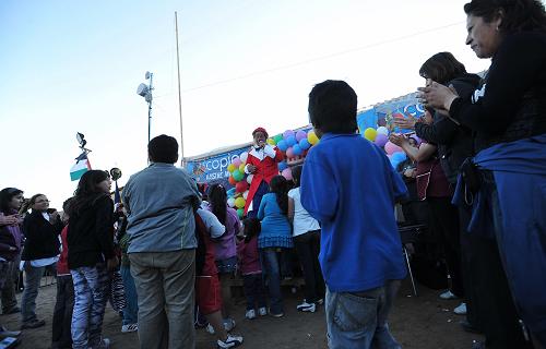 A clown performs for relatives of the 33 trapped miners in San Jose mine, 800 km north of the Chilean capital Santiago, on Oct. 9, 2010. [Xinhua]