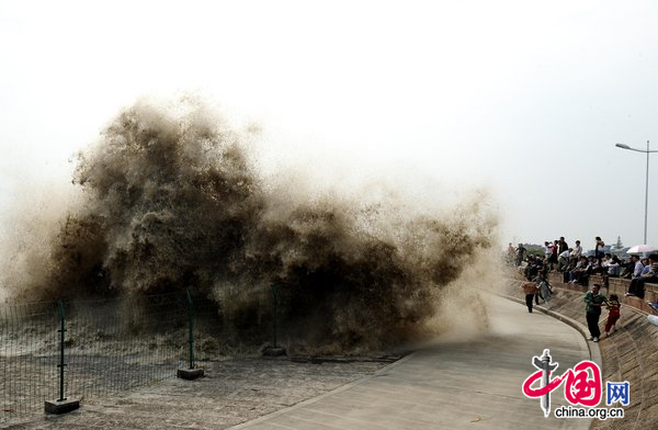 Two people drowned and two are still missing after tides surging up over a levee swept them into Qiantang River in Hangzhou, east China&apos;s Zhejiang Province, October 10, 2010. The levee on the Qiantang River mouth in Zhejiang province is well known for its huge tides, which reached as high as 3.5 meters (11.5 feet) in the past. [CFP]