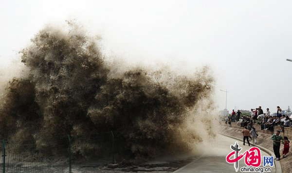 Two people drowned and two are still missing after tides surging up over a levee swept them into Qiantang River in Hangzhou, east China&apos;s Zhejiang Province, October 10, 2010.[CFP] 