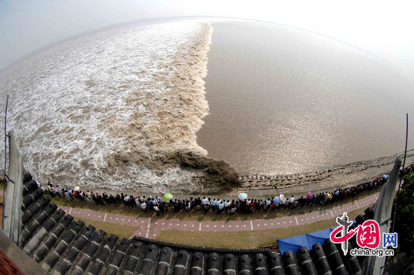 Two people drowned and two are still missing after tides surging up over a levee swept them into Qiantang River in Hangzhou, east China&apos;s Zhejiang Province, October 10, 2010.[CFP] 