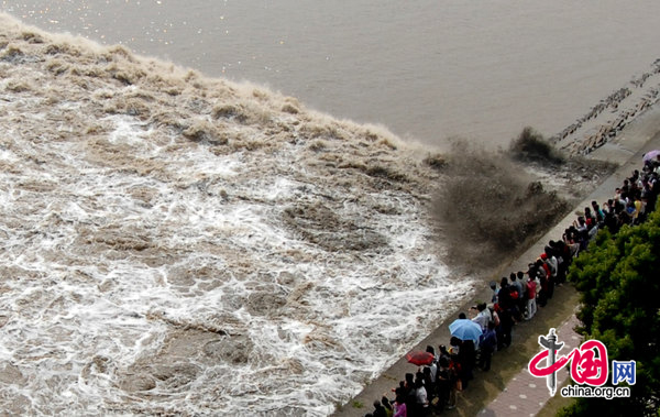 Two people drowned and two are still missing after tides surging up over a levee swept them into Qiantang River in Hangzhou, east China&apos;s Zhejiang Province, October 10, 2010.[CFP] 