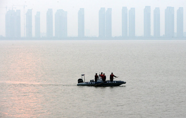 Eight people were walking along the levee on the Qiantang River when tides suddenly surged and swept six of them away at around 2 pm Sunday in the city of Hangzhou, capital of Zhejiang Province. Two were rescued by fishing boats and two drowned, while the other two are still missing. [CFP] 