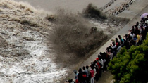 2 dead, 2 missing after huge tides in Qiantang River