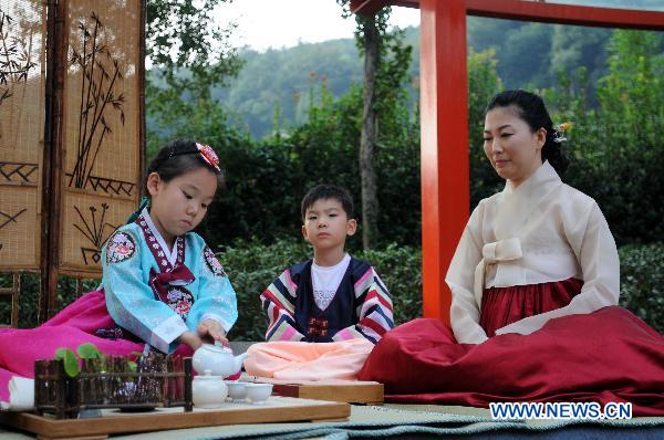 Two children from South Korea perform tea art at an activity in Hangzhou, capital of east China's Zhejiang Province, Oct. 10, 2010. Tea artists from China, South Korea and Japan gathered in Hangzhou Sunday to exchange tea cultures.