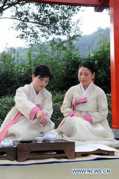 Artists from South Korea perform tea art at an activity in Hangzhou, capital of east China's Zhejiang Province, Oct. 10, 2010. Tea artists from China, South Korea and Japan gathered in Hangzhou Sunday to exchange tea cultures.
