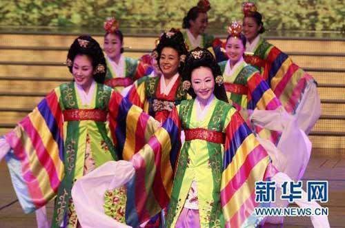 The International Folk Art Festival is underway in east China's Jiangsu Province.