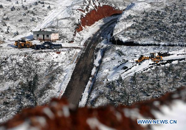 Vehicles are seen in the Moon Mountain after snow in Yinchuan, capital of northwest China&apos;s Ningxia Hui Autonomous Region, Oct. 11, 2010.