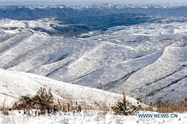 The Moon Mountain is seen after snow in Yinchuan, capital of northwest China&apos;s Ningxia Hui Autonomous Region, Oct. 11, 2010. 