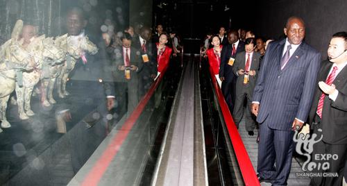 Guests from Uganda visit bronze chariot in the China Pavilion.