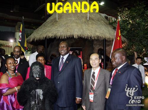 Guests from Uganda visit bronze chariot in the Uganda Pavilion