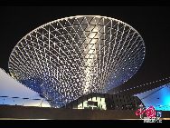 Some people at the Shanghai World Expo site may be tired of the muggy weather and daytime crowds. But when night falls, they can enjoy a completely different experience.[Photo by Xiao Yong]