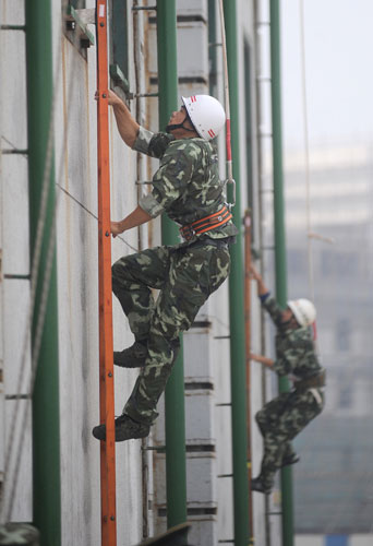 Participants compete during the firefighting competition in Nanjing, Jiangsu province, Oct 10, 2010. [Xinhua]