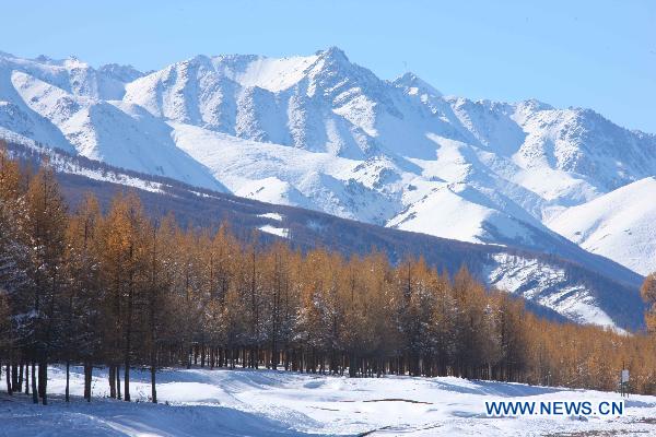 Photo taken on Oct. 10, 2010 shows the snow scenery of Tianshan Mountain in Hami, northwest China&apos;s Xinjiang Uygur Autonomous Region. A cold front hit Xinjiang since last Friday, bringing snow and plunging the temperature. [Xinhua]