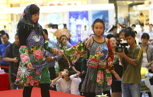 A mother and daughter model their old clothes during a DIY fashion show in Ningbo, East China&apos;s Zhejiang province on Sunday. [Xinhua] 