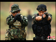 A Thai soldier (L) and a Chinese soldier take aim during a joint counter-terrorism military drill in Guilin, South China's Guangxi Zhuang autonomous region, on Saturday, Oct 9, 2010. Chinese and Thai Special Forces started a 15-day joint counter-terrorism training exercise, code-named 'Strike-2010'. [Photo/Chinanews.com] 