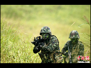Soldiers participate in a joint counter-terrorism military drill in Guilin, South China's Guangxi Zhuang autonomous region, on Saturday, Oct 9, 2010. [Chinanews.com] 