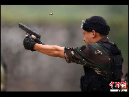 A Chinese soldier participates in a shooting training during a joint counter-terrorism military drill in Guilin, South China's Guangxi Zhuang autonomous region, on Saturday, Oct 9, 2010. [Photo/Chinanews.com]