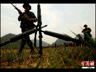 Soldiers participate in a joint counter-terrorism military drill in Guilin, South China's Guangxi Zhuang autonomous region, on Saturday, Oct 9, 2010. [Chinanews.com] 