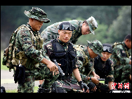 Soldiers participate in a joint counter-terrorism military drill in Guilin, South China's Guangxi Zhuang autonomous region, on Saturday, Oct 9, 2010. [Chinanews.com] 