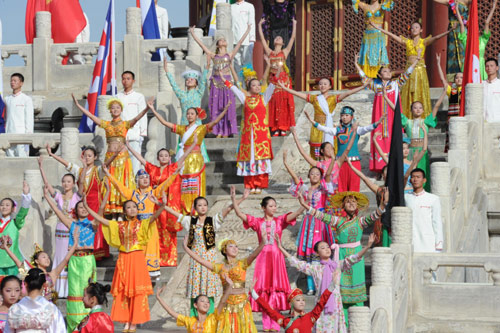 Performers dance during the torch lighting ceremony for the 2010 Guangzhou Asian Game at the Temple of Heaven in Beijing, Oct 12, 2010. [Xinhua]