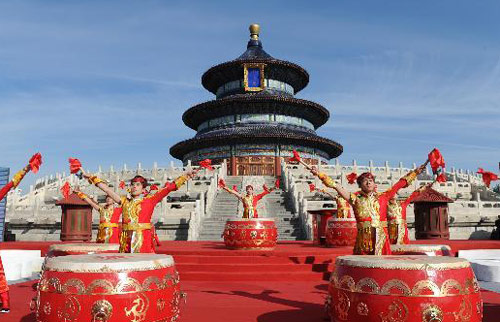 Performers play the drum during the torch lighting ceremony for the 2010 Guangzhou Asian Game at the Temple of Heaven in Beijing, Oct 12, 2010. [Xinhua]