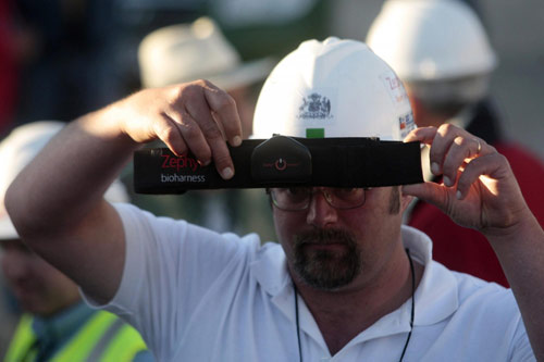 Chilean medical doctor Jean Romagnoli shows journalists a device that will be used to monitor the vital signs of the trapped miners as they are lifted individually to the surface in a capsule, at the San Jose mine in Copiapo Oct 11, 2010. [China Daily/Agencies]