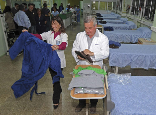 Chilean health minister Jaime Manalich (R) inspects with a hospital director, the bed clothes that will be given to any of the 33 trapped miners that need urgent health care in the hospital room prepared for them in Copiapo Oct 11, 2010. [China Daily/Agencies]