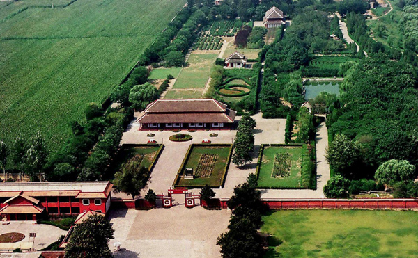 This file photo shows a bird&apos;s-eye view of the Yin Ruins of the Shang Dynasty (16th century - 11th century BC) capital in Anyang in Central China&apos;s Henan province. The ruins, with a history of more than 3,300 years, was placed on the World Heritage List in July 2006 and was recently listed by China&apos;s State Bureau of Cultural Relics as one of the 12 national archaeological sites. [File photo/Xinhua]