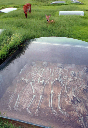 A pit of sacrifice from the Shang Dynasty is seen at the Yin Ruins in Anyang, Central China&apos;s Henan province. [File photo/Xinhua]