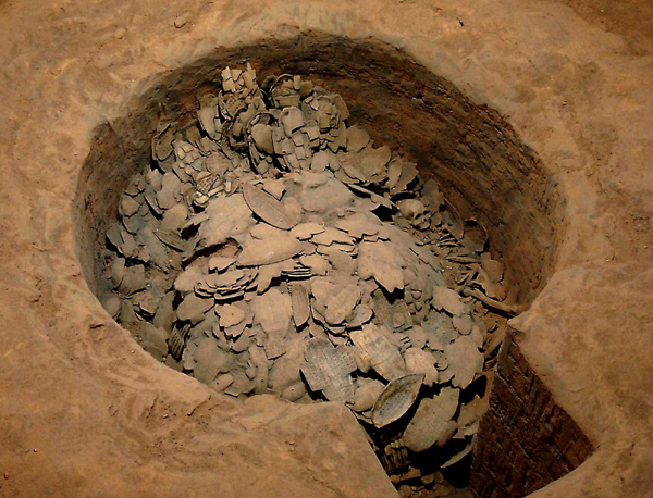 Oracle bones are seen in a pit at the Yin Ruins in Anyang, Central China&apos;s Henan province. [File photo/Xinhua] 