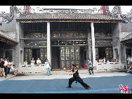 Foshan Teenage Martial Art performance was held in Zumiao Museum, Foshan, Guangdong Province.[Jessica Zhang/China.org.cn]