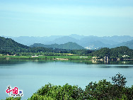 Ming Tombs Reservoir, located in Changping District of Beijing, has a gross storage capacity of 60-million cubic meters. Built in 1958, it has become a gorgeous tourist destination for sightseeing and leisure besides its flood control function. [Photo: China.org.cn]